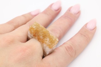 Srebrny pierścionek z surowym cytrynem prezentowany na palcu, ręcznie wykonana biżuteria Brazi.