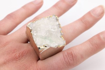 Pierścionek z naturalnym kryształem górskim oblanym złotem na szerokiej obrączce, biżuteria Brazi