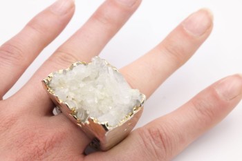 Pierścionek Brazi Druse Jewelry z kryształem górskim, oblany złotem, rozmiar 14.