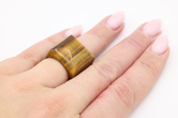 Szeroki pierścionek z kamienia tygrysie oko prezentowany na dłoni, biżuteria marki Brazi