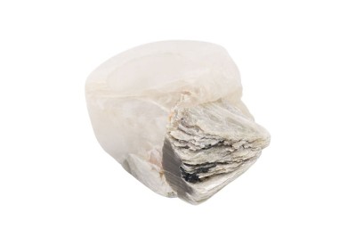 Srebrny pierścionek z naturalną miką w kwarcu o warstwowej strukturze, ręcznie wykonana biżuteria Brazi.