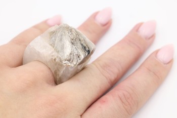 Pierścionek Mika w Kwarcu, rozmiar 15, surowy styl.