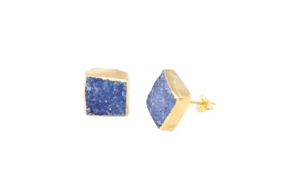 Kolczyki z niebieskim agatem o strukturze druzy w kwadratowej złoconej oprawie, biżuteria Brazi.