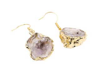 Kolczyki z naturalnego agatu w formie geody ze złoconymi brzegami, biżuteria Brazi