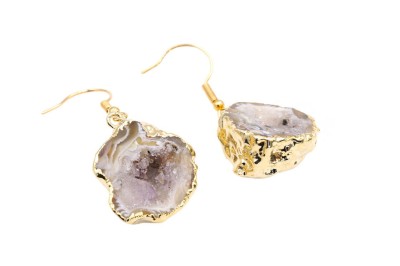 Kolczyki z naturalnego agatu w formie geody ze złoconymi brzegami, biżuteria Brazi