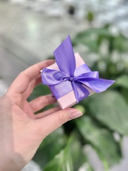 Jasnoróżowe pudełko prezentowe na biżuterię z fioletową satynową wstążką, usługa pakowania Brazi