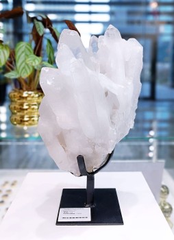 Dekoracja z kryształu górskiego na podstawce, Brazi Druse Jewelry.