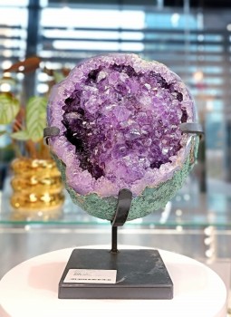 Szczotka ametystu na podstawce nr. 168