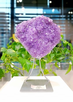 Dekoracyjna szczotka ametystu na czarnej podstawce, naturalny fioletowy minerał, biżuteria Brazi.