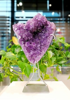 Naturalna szczotka ametystu na metalowej podstawce, dekoracyjny minerał do wnętrz od Brazi Druse Jewelry.