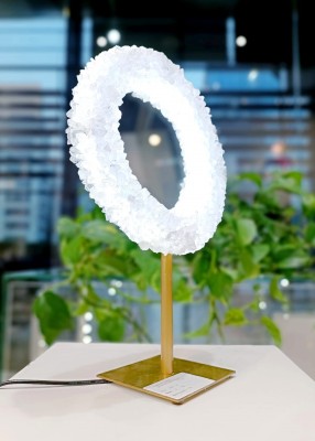 Podświetlane lustro z ramą z brył kryształu górskiego widziane z boku, trójwymiarowa struktura ramy Brazi.