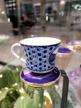 Fioletowe podstawki agatowe z porcelanową filiżanką, złocone.