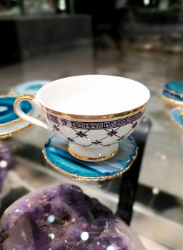 Podstawka z morskiego agatu pod filiżankę, dekoracyjny plaster kamienia ze złoceniem, marka Brazi