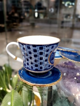 Niebieska podstawka z agatu pod filiżankę, złocony plaster minerału w aranżacji wnętrza, Brazi.