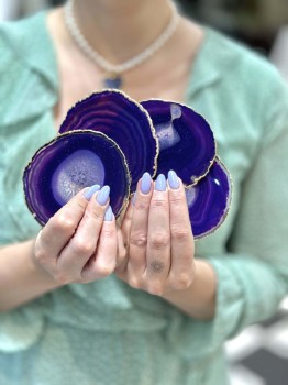 Fioletowe podstawki z agatu, złocone brzegi. Brazi Druse Jewelry.