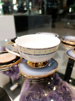 Podstawki agat czarne złocone: eleganckie, złocone podstawki na filiżanki z agatu.