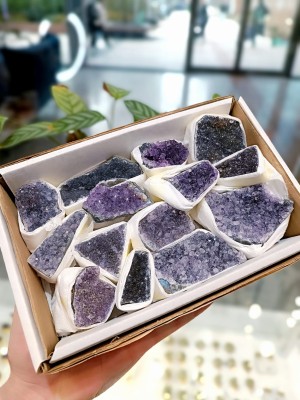 Pudełko z mniejszymi okazami naturalnego czarnego ametystu o fioletowym blasku, Brazi