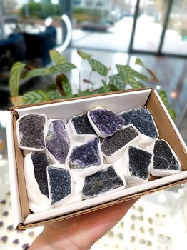 Zestaw ciemnych szczotek ametystowych o naturalnej kryształowej strukturze, Brazi