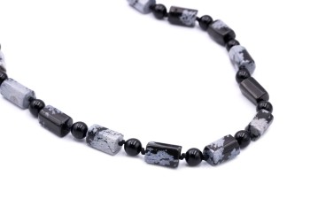 Naszyjnik z obsydianu śnieżnego i turmalinu z supełkami między kamieniami, biżuteria Brazi