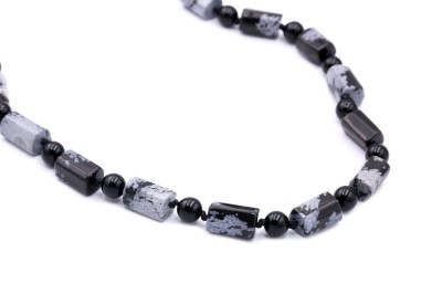 Naszyjnik z obsydianu i śnieżnego obsydianu, prostokątne koraliki.