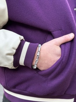 Bransoletka z surowym kryształem górskim na czarnym sznurku na męskim nadgarstku, biżuteria Brazi