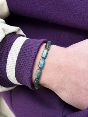 Męska bransoletka Brazi Druse Jewelry z labradorytu, sznurkowa, zielono-niebieskie bryłki.