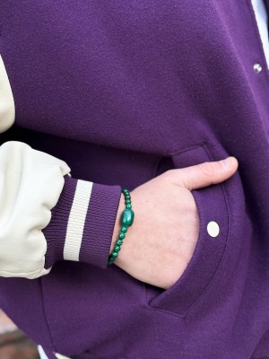 Męska bransoletka z zielonego malachitu prezentowana na nadgarstku w codziennej stylizacji, Brazi