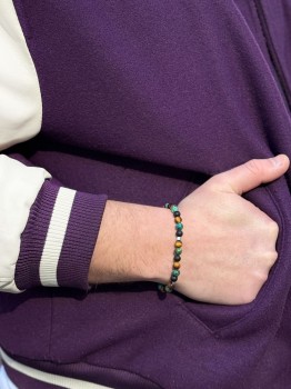 Męska bransoletka z turkusem, tygrysim okiem i czarnym turmalinem na nadgarstku, marka Brazi