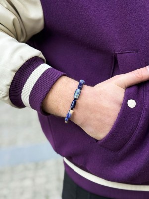 Męska bransoletka z naturalnego sodalitu na niebieskim sznurku na nadgarstku, biżuteria Brazi.