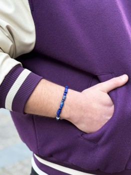 Męska bransoletka z naturalnego lapis lazuli prezentowana na nadgarstku, biżuteria Brazi