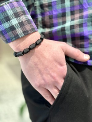 Bransoletka męska z naturalnym czarnym turmalinem o surowej strukturze, biżuteria Brazi.
