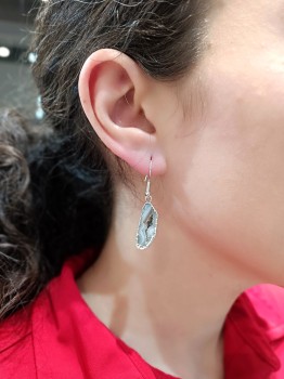 Srebrne kolczyki z naturalnym agatem o strukturze geody na uchu modelki, biżuteria Brazi