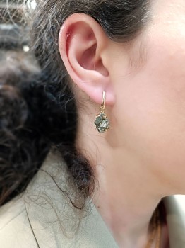 Kolczyki Brazi Druse Jewelry z surowego pirytu, wiszące, w złotej oprawie.