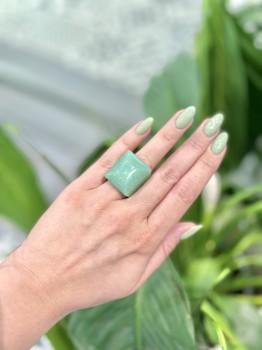 Pierścionek z naturalnego awenturynu na dłoni, biżuteria Brazi w naturalnym oświetleniu