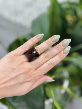 Pierścionek z naturalnym kwarcem dymnym na dłoni, fasetowany minerał w srebrze, marka Brazi.