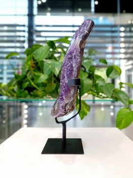 Dekoracyjna szczotka ametystu z Urugwaju na metalowym stojaku, profil naturalnego minerału Brazi.