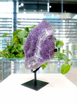 Szczotka ametystu z fioletowymi kryształami i białą żyłą agatu, dekoracja z Urugwaju Brazi.