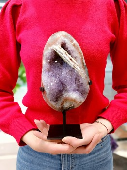 Szczotka naturalnego ametystu z Urugwaju trzymana w dłoniach, minerał Brazi