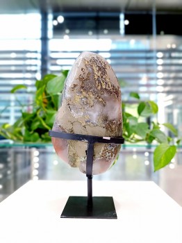 Surowa skorupa szczotki ametystu z Urugwaju, widok tyłu z mocowaniem stojaka, Brazi