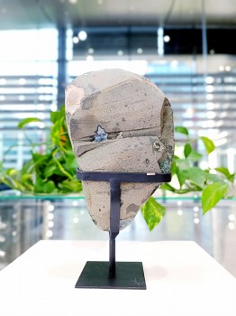 Naturalna szczotka ametystu z Urugwaju eksponująca surową strukturę tyłu skały, biżuteria Brazi.