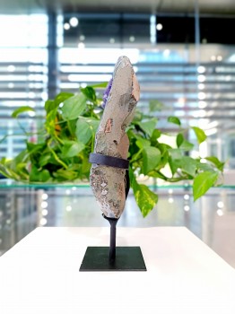 Boczny profil szczotki ametystu z Urugwaju, naturalna warstwowa budowa minerału, biżuteria Brazi.