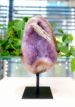 Zbliżenie na fioletowe kryształy szczotki ametystu z Urugwaju, naturalny minerał Brazi