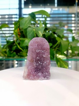 Tęczowy ametyst, dekoracja Brazi Druse Jewelry, nr 185.