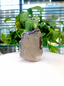 Tęczowy ametyst, dekoracja Brazi Druse Jewelry, surowa bryłka.