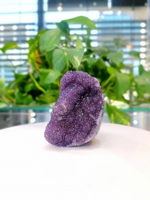 Tęczowy ametyst, dekoracja Brazi Druse Jewelry, fioletowa bryłka.