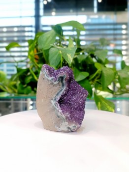 Tęczowy ametyst, dekoracja Brazi Druse Jewelry, nr 178.