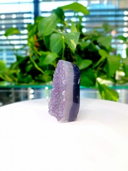 Profil boczny bryłki ametystu tęczowego ukazujący warstwową strukturę minerału, biżuteria Brazi.