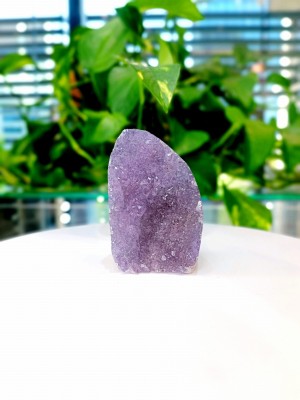 Bryłka ametystu tęczowego z gęstą strukturą jasnofioletowych kryształów, kamień naturalny Brazi.