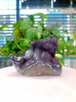 Szczotka z naturalnego ametystu z Urugwaju z agatowymi inkluzjami, dekoracja mineralna Brazi