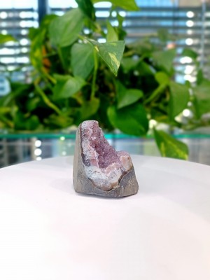 Bryłka ametystu tęczowego nr 187, widok z boku na strukturę kryształów i matrycę, biżuteria Brazi